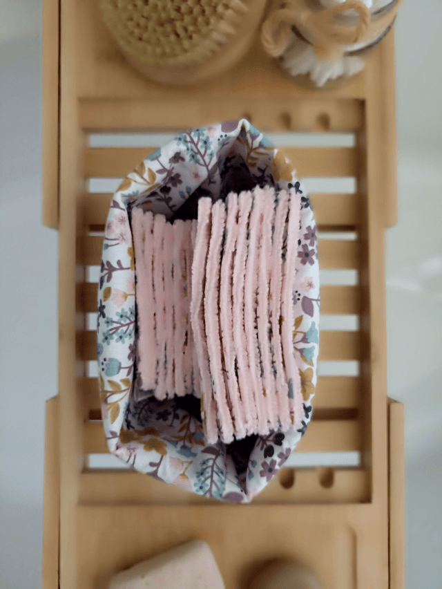 Ensemble panier avec lots de 8 lingettes et de 8 carrés visage - Romance